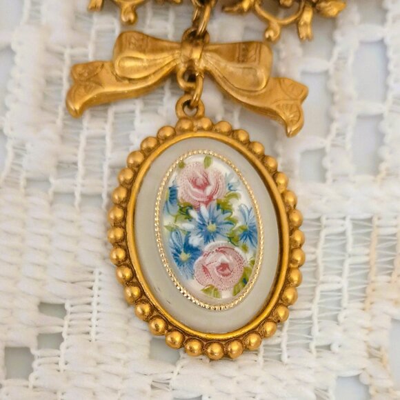 Vintage Flower Cameo Bow Pin Bouquet Pearl Oval Gold Tone Drop Statement Brooch - Picture 2 of 5